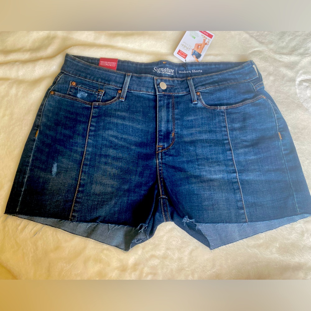 Signature Levi Strauss woman shorts